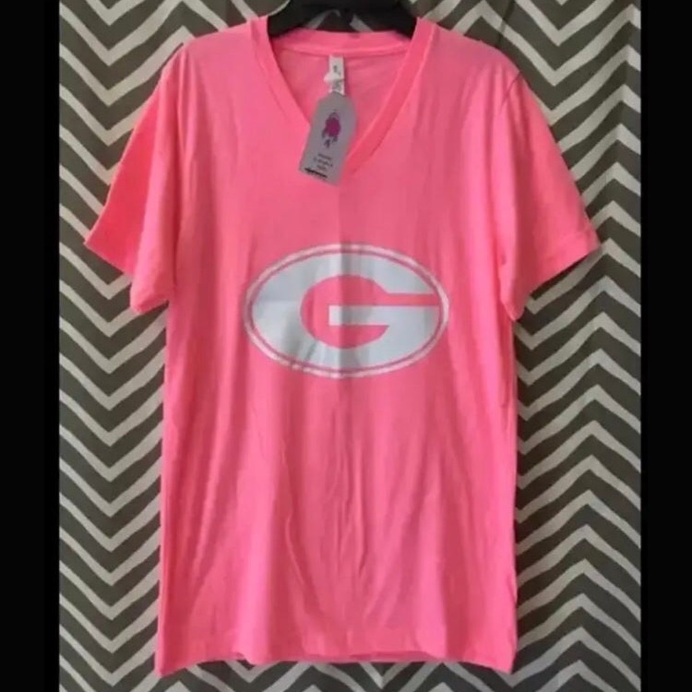 V neck ‘G’ hot pink tee NWT! Size small